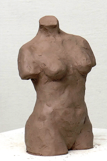 Ejercicio de escultura de torso femenino