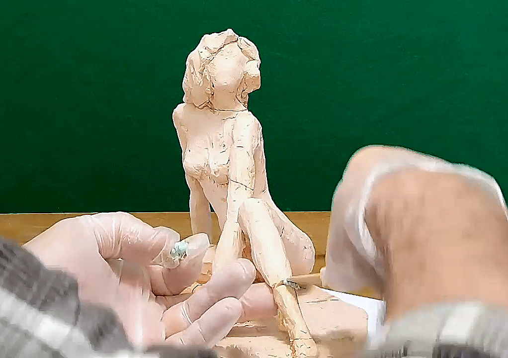 Reparación de una estatua de arcilla