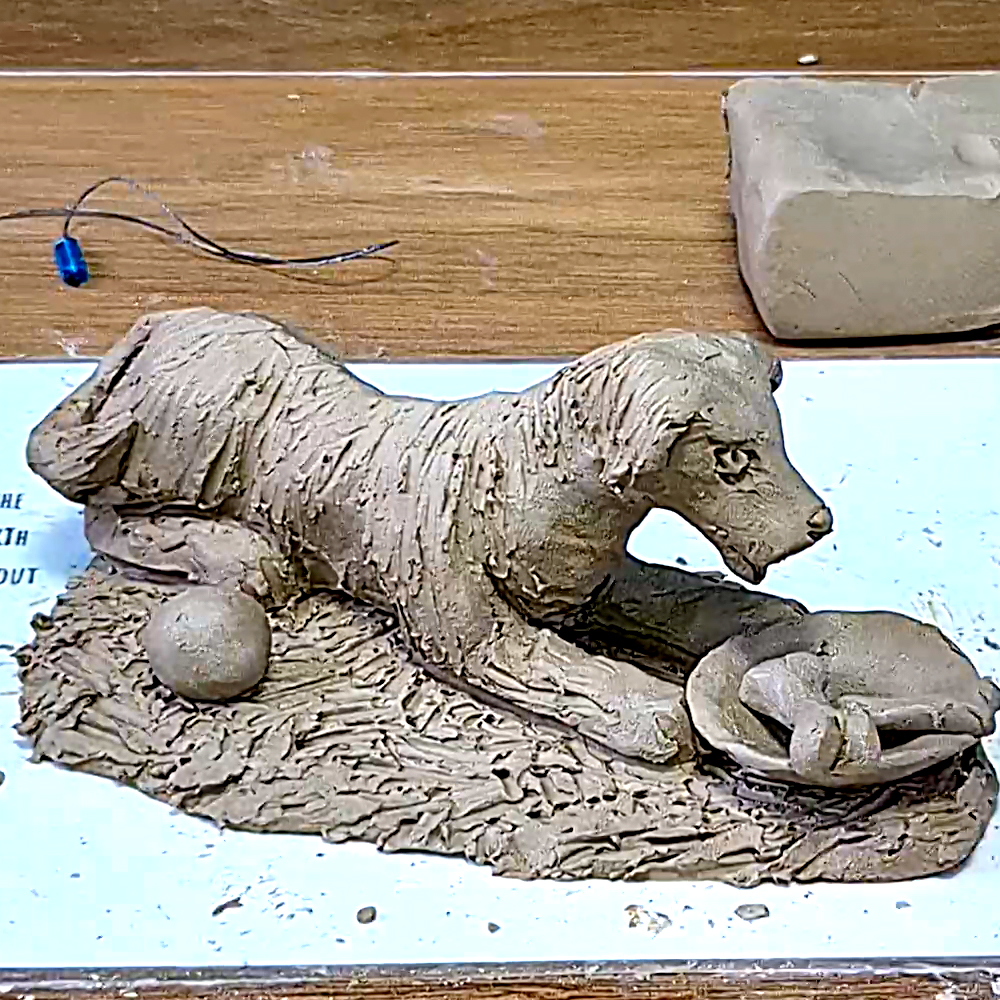 Escultura de perro de arcilla natural