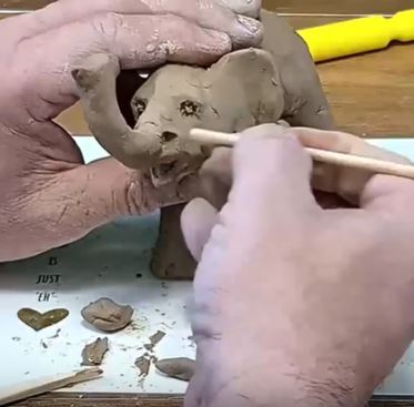天然陶瓷泥制成的大象
