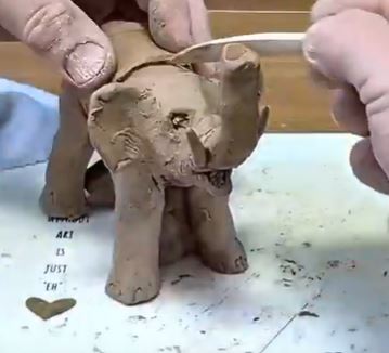 天然陶瓷泥制成的大象