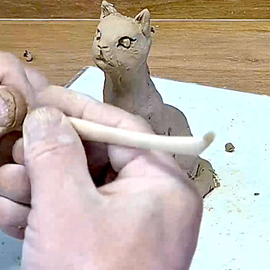 天然粘土制成的猫雕塑