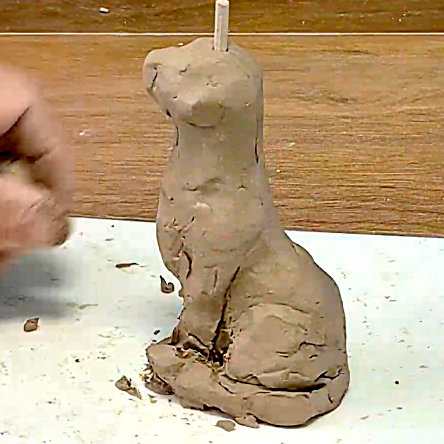 Escultura de gato de arcilla natural